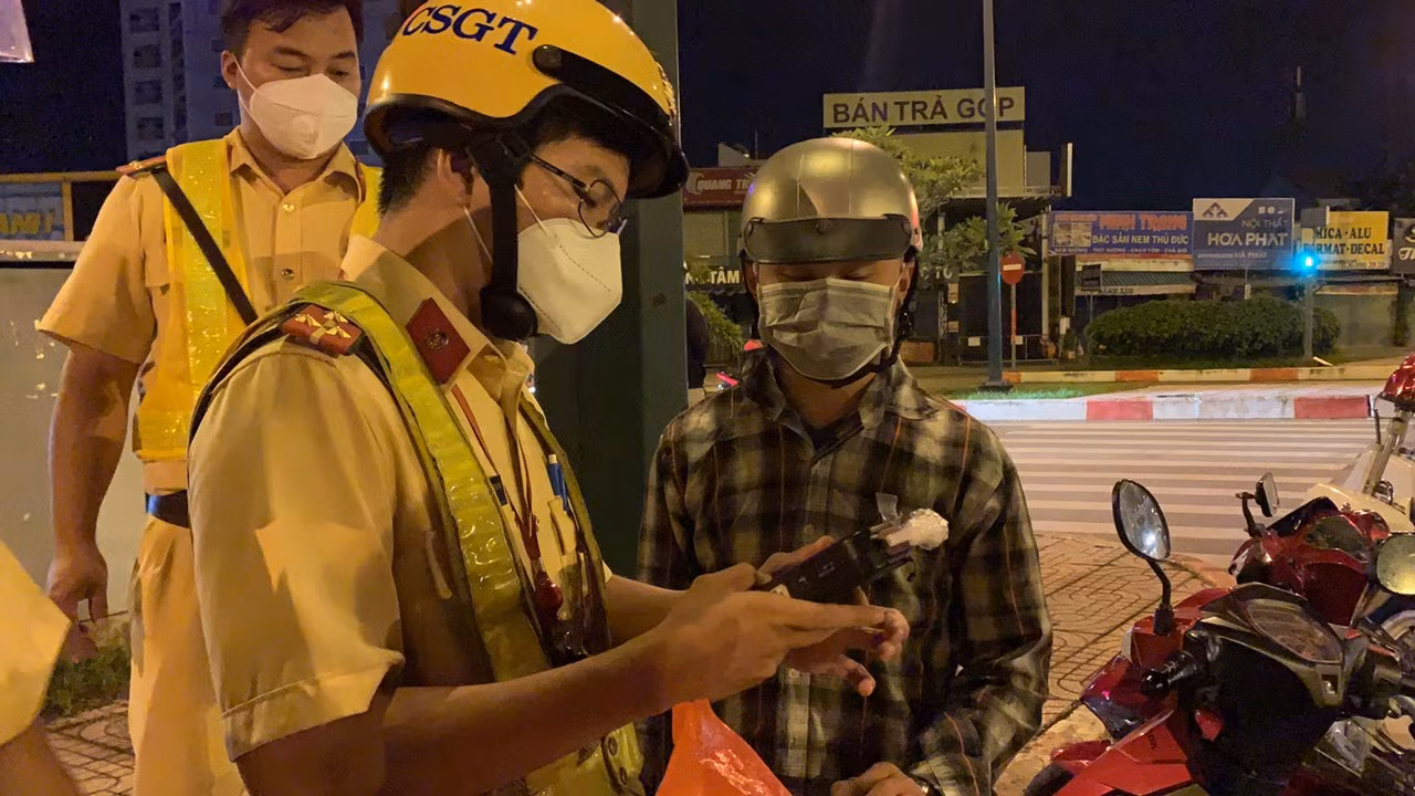 Ôm giấy phạt vì “quắc cần câu” khi quán nhậu được mở bán lại -3