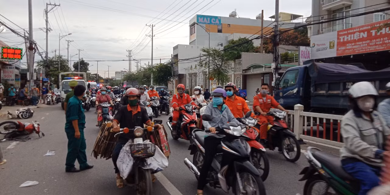 “Xế hộp” húc văng hàng loạt xe máy, nhiều người bị thương -1