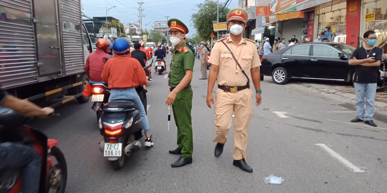 “Xế hộp” húc văng hàng loạt xe máy, nhiều người bị thương -0