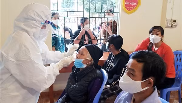 Nam thanh niên bị TNGT test nhanh phát hiện dương tính với SARS-CoV-2 ảnh 3