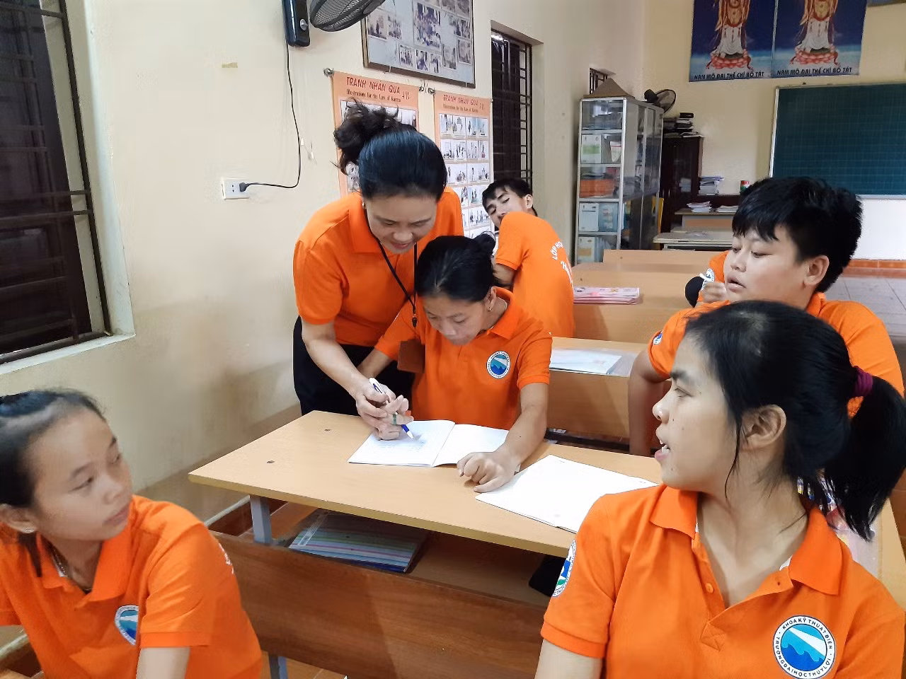 “Người lái đò” không công của lớp học đặc biệt -0