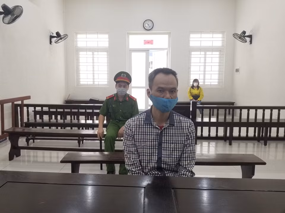 Chém đồng nghiệp, bảo vệ trường song ngữ lĩnh 13 năm tù -0