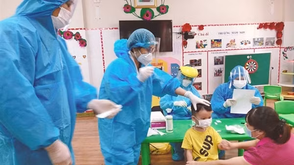 Người chưa tiêm vaccine về từ vùng dịch phải cách ly 14 ngày ảnh 3