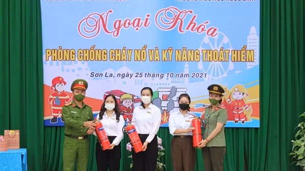 Công an Sơn La tuyên truyền PCCC cho học sinh tiểu học