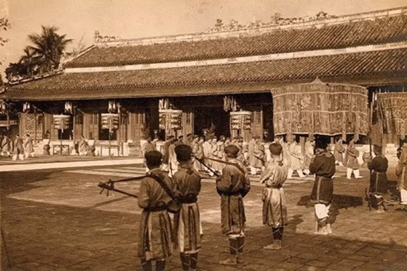 Vua chúa chơi sang cỡ nào? -0