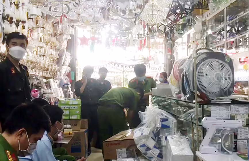 Phát hiện cửa hàng chứa lượng lớn đồ điện gia dụng không rõ nguồn gốc -0