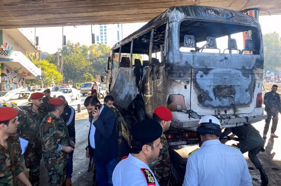 Đánh bom xe ở Syria, lực lượng cứu hộ lôi từng mảnh thi thể ra khỏi hiện trường -0