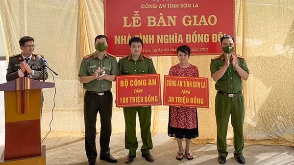 Công an tỉnh Trà Vinh bàn giao nhà nghĩa tình đồng đội ảnh 2