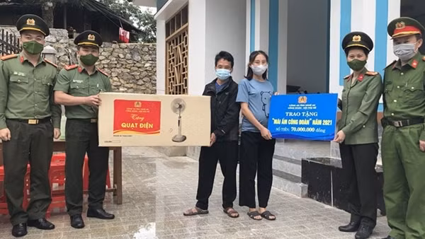 Bàn giao “Mái ấm Công đoàn, nghĩa tình đồng đội”