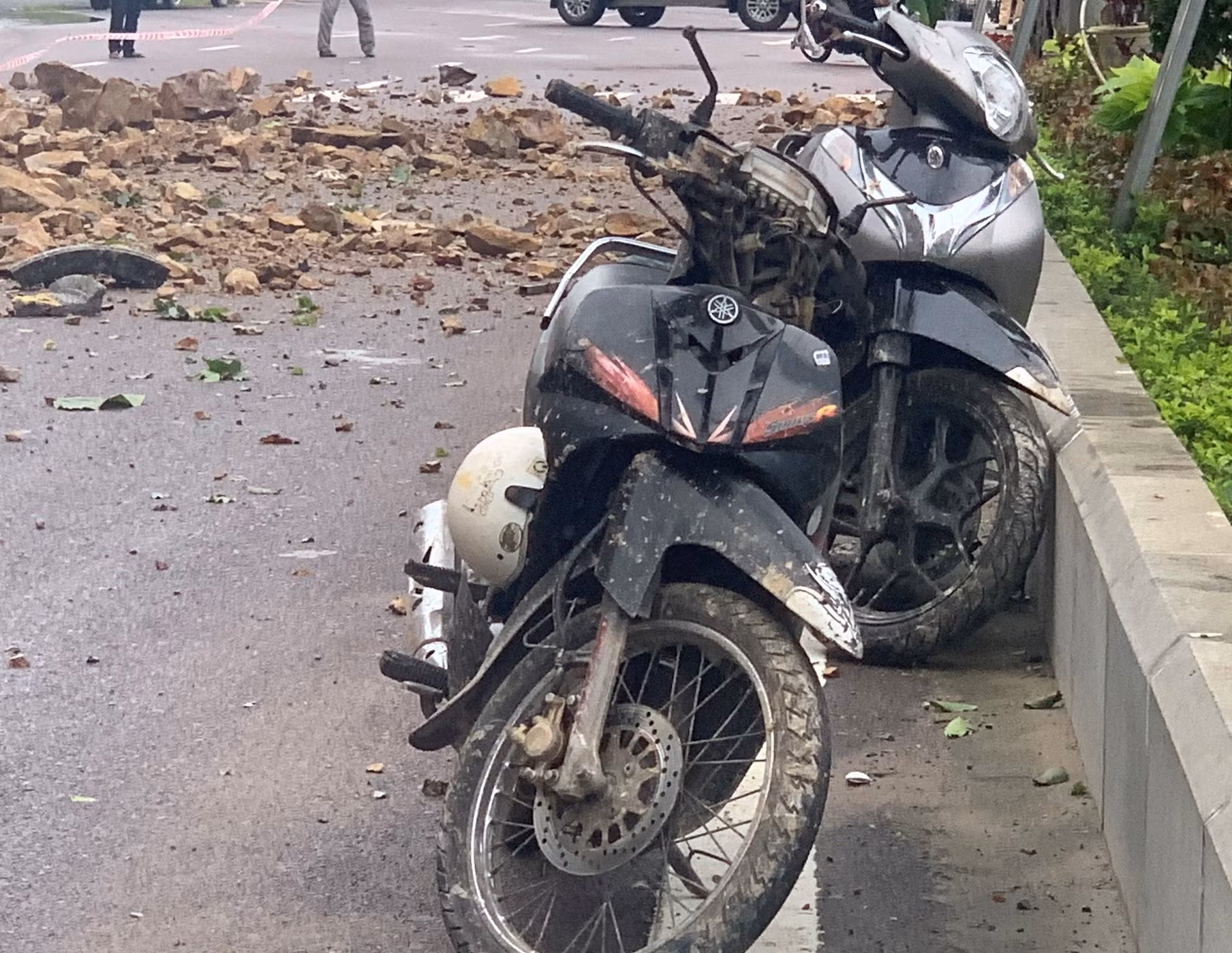 Sạt lở núi Bà Hỏa ở TP Quy Nhơn, làm nhiều người bị thương -0