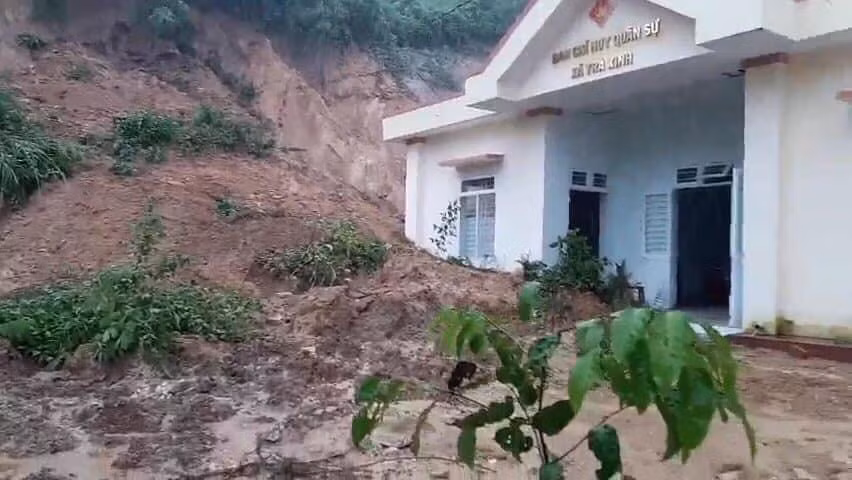 Quảng Ngãi: Nhà làm việc Ban chỉ huy quân sự xã Trà Xinh (Trà Bồng) bị sạt lở do mưa lũ kéo dài -0