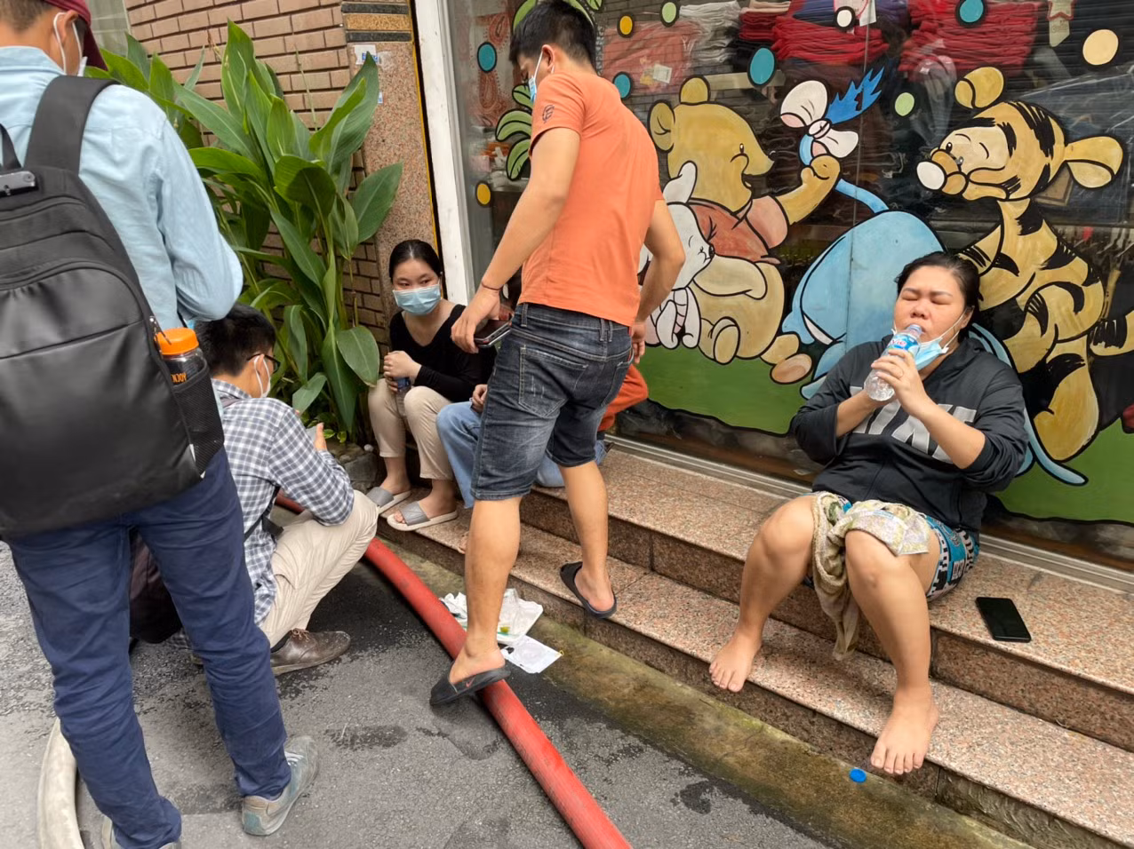 Cháy nhà 5 tầng, 1 người trượt chân rơi xuống bị thương nặng -1