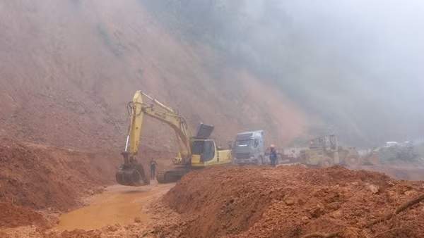 Thông tuyến đường Hồ Chí Minh qua Thừa Thiên-Huế sau sạt lở ảnh 3