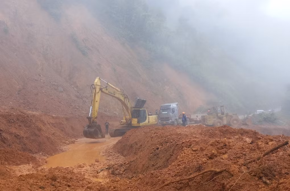 Khẩn trương khắc phục sạt lở tuyến Hồ Chí Minh qua huyện A Lưới -0