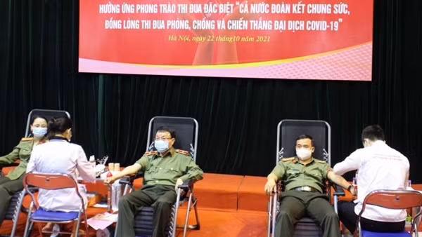 Vừa rời ca trực, vội đến nơi hiến máu cứu người ảnh 3