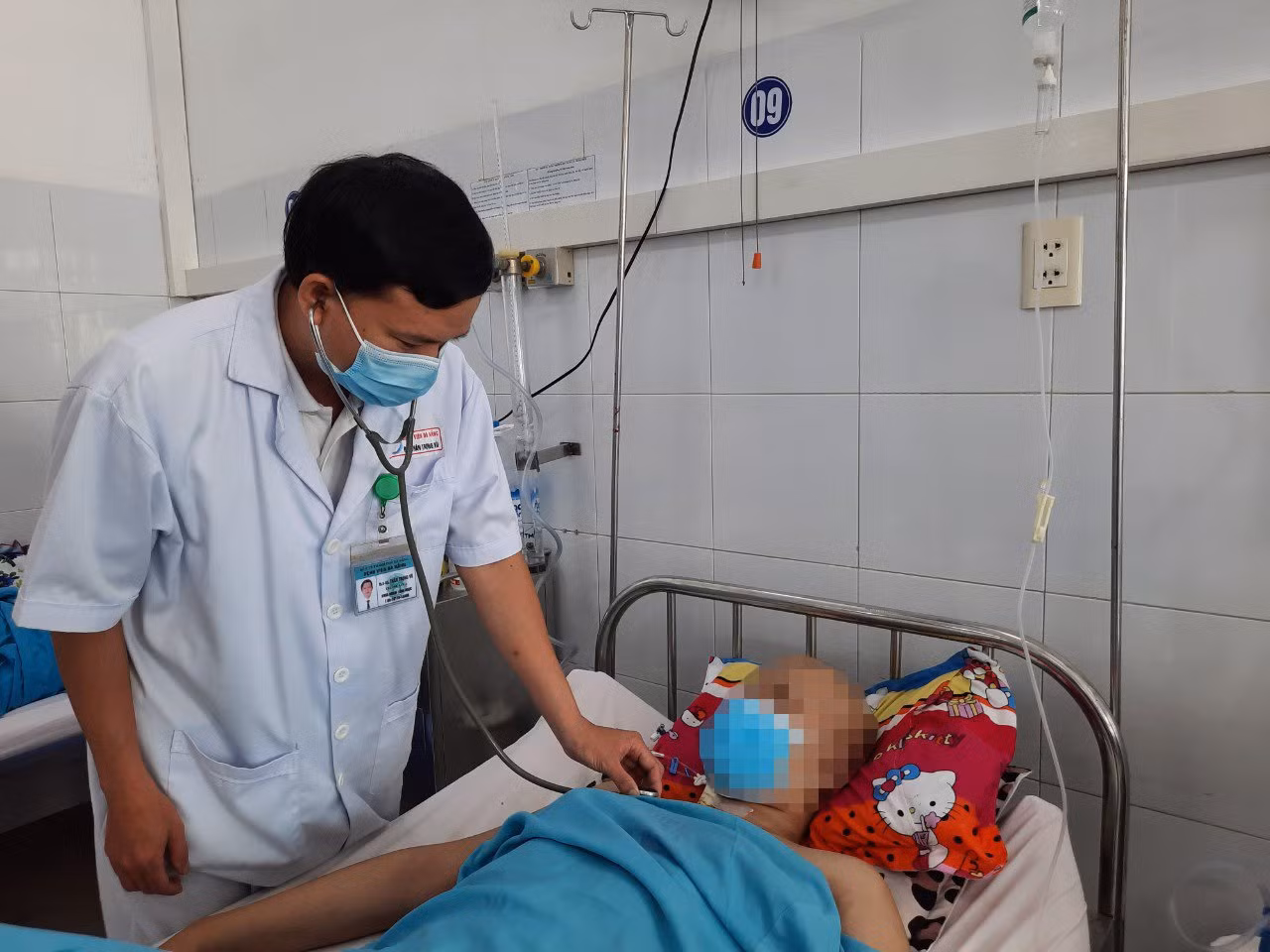 Kịp thời phẫu thuật bóc khối u khổng lồ hơn 3kg trong lồng ngực nam sinh 16 tuổi -0