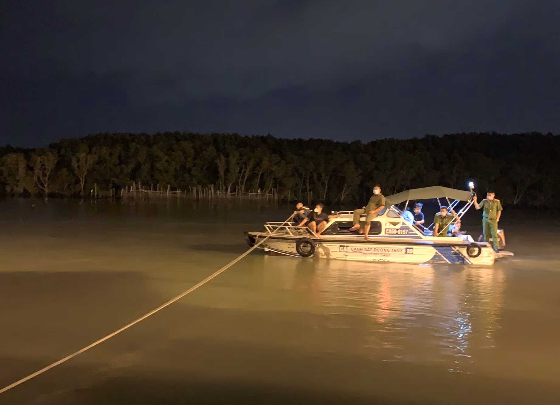 Thi thể thuyền viên mất tích trong vụ sà lan chìm được tìm thấy ở Vũng Tàu -0