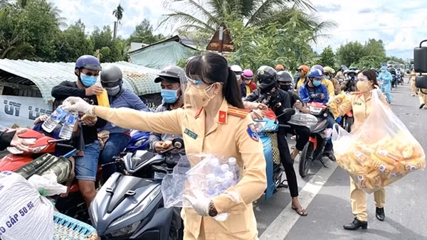 Lực lượng CAND trên tuyến đầu chống dịch ảnh 5