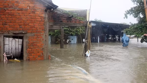 Nước lũ ngập sâu, sạt lở đường chia cắt cục bộ nhiều khu vực miền núi Quảng Nam ảnh 3