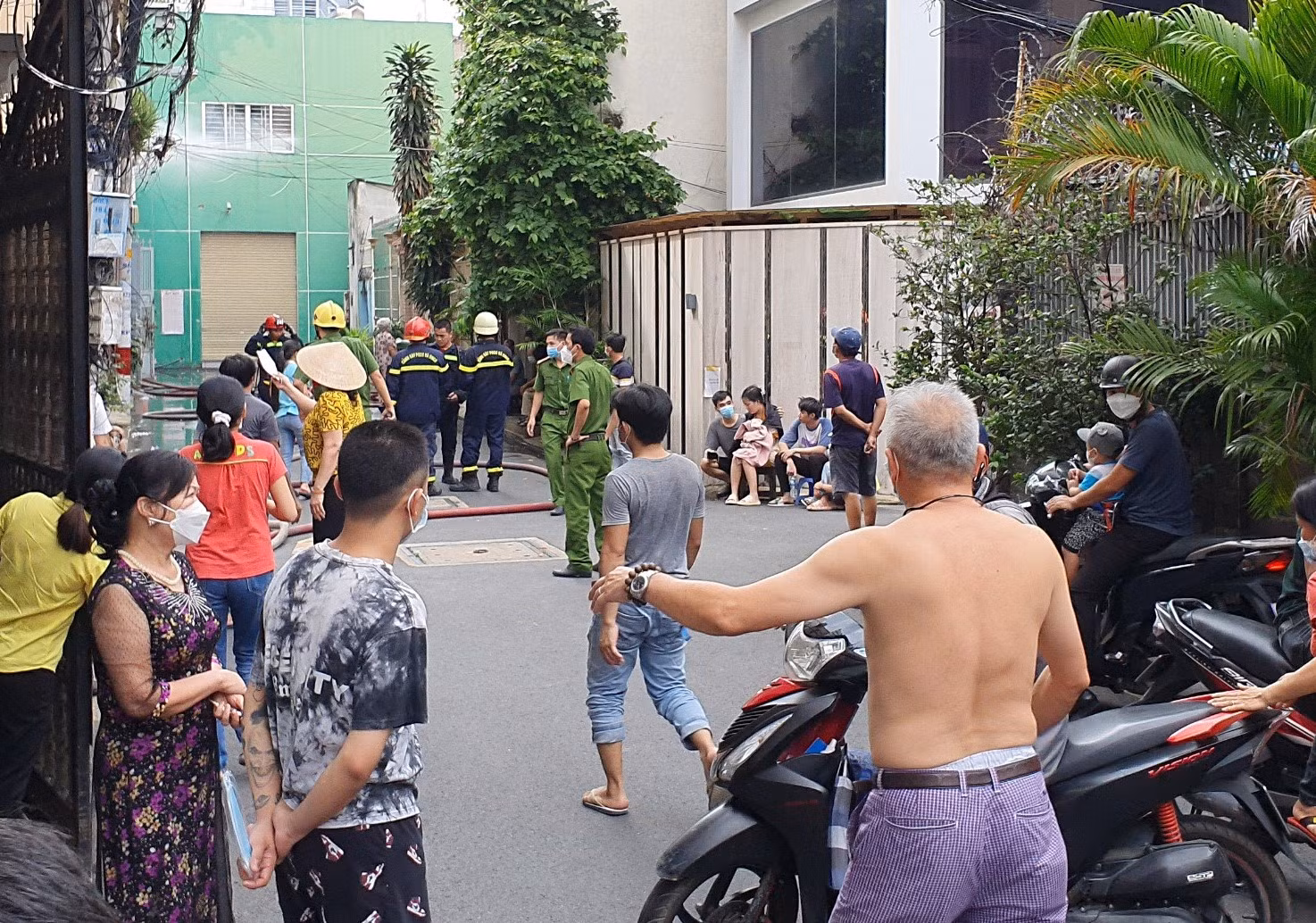 Cháy nhà 5 tầng, 1 người trượt chân rơi xuống bị thương nặng -0