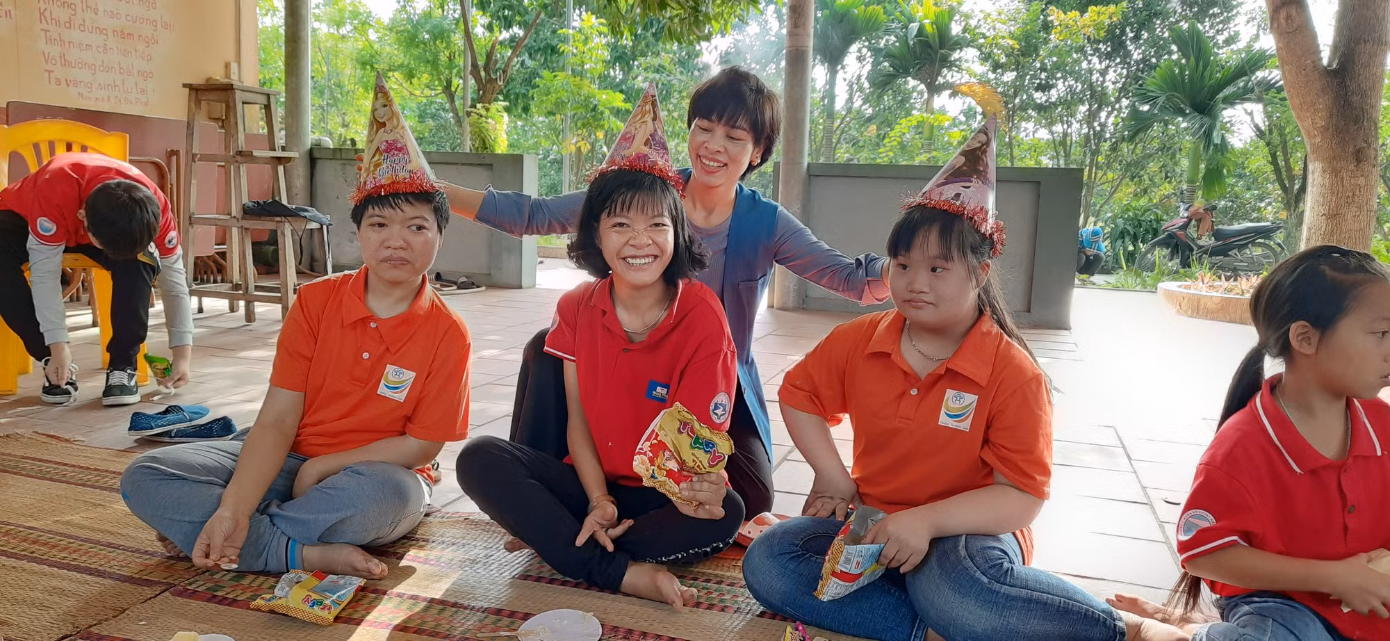 “Người lái đò” không công của lớp học đặc biệt -0