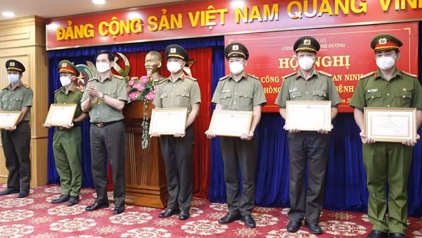 Khen thưởng hàng trăm CSCĐ tham gia chống dịch ở Bình Dương ảnh 3