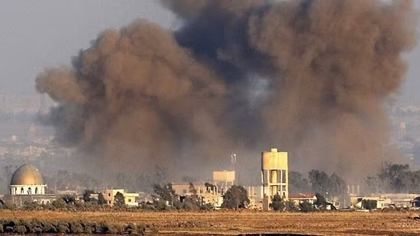 Israel bắn phá kho vũ khí nghi của Iran ở Syria ảnh 2