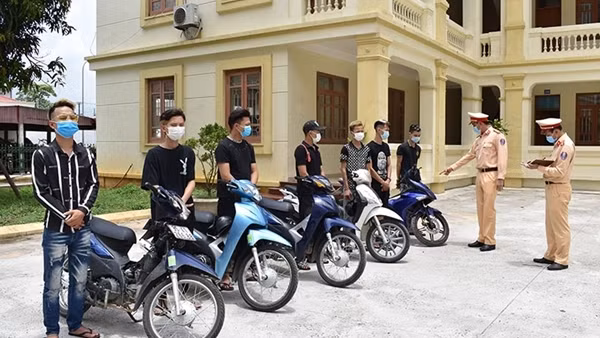 Đua xe, "bốc đầu" ra oai - phải ngăn chặn từ gia đình, trường học