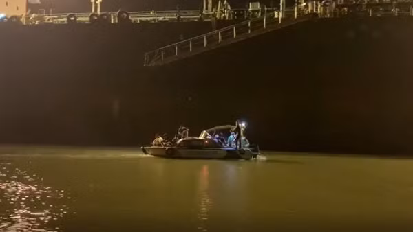 Đội cứu nạn xuyên đêm lặn mò tìm người mất tích