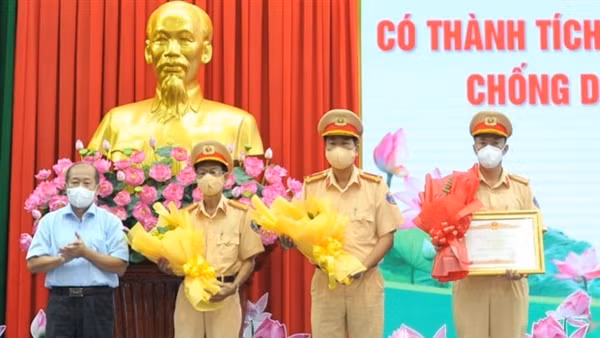 Hạnh phúc khi được “tuyên dương” trên mặt báo ảnh 4