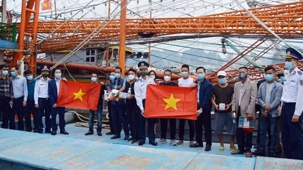 Tiếp tục đổi mới hình thức tuyên truyền Luật Cảnh sát biển đến với ngư dân ảnh 2