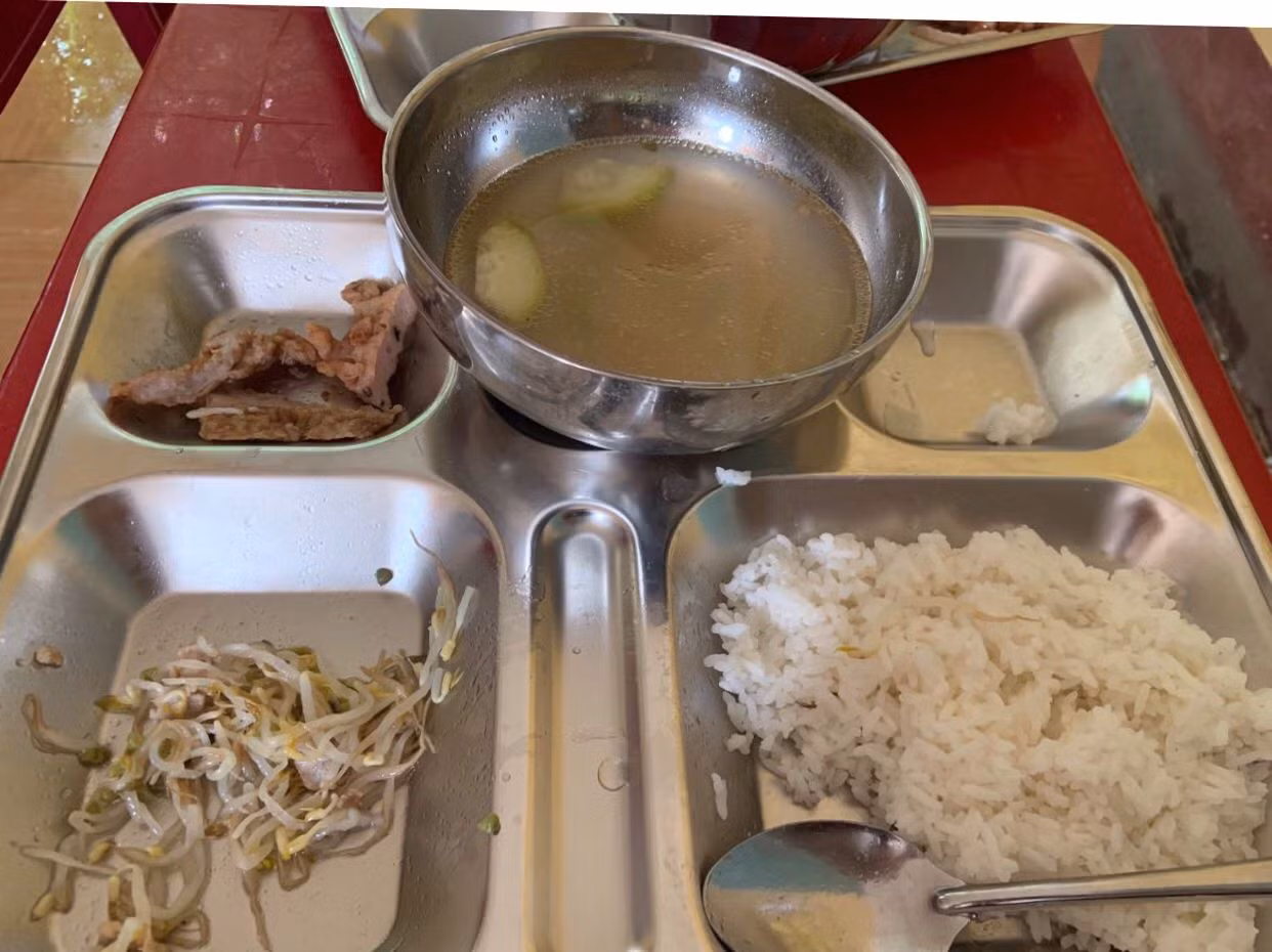 Phụ huynh bức xúc phản ánh suất ăn học sinh bán trú ‘không đầy đủ dinh dưỡng’ -1