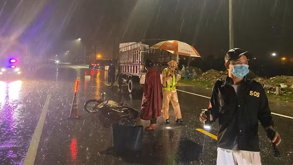 Ngã ra đường sau va chạm bị xe đầu kéo tông tử vong ảnh 4