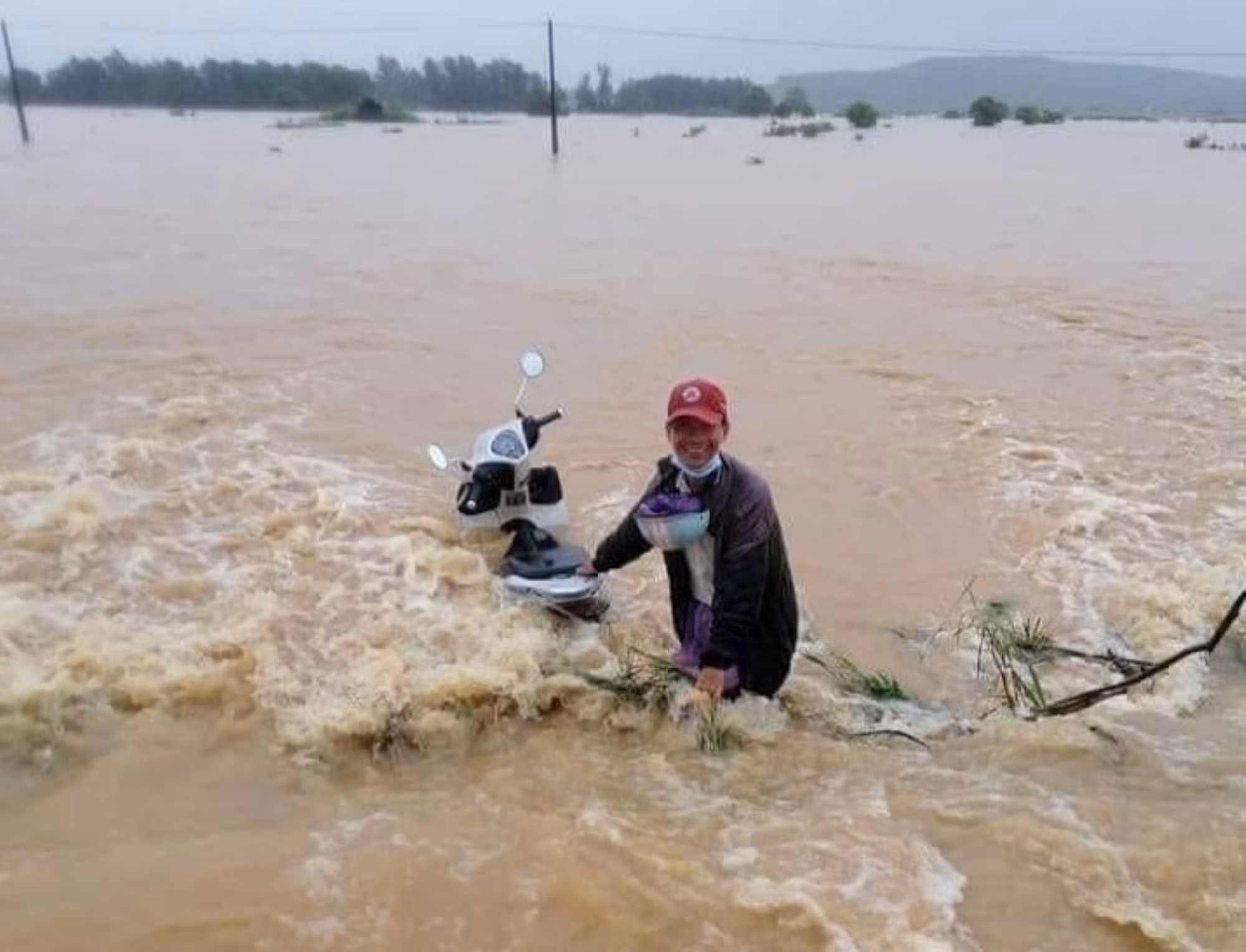 2 thanh niên liều mình cứu người phụ nữ bị nước lũ cuốn trôi -0