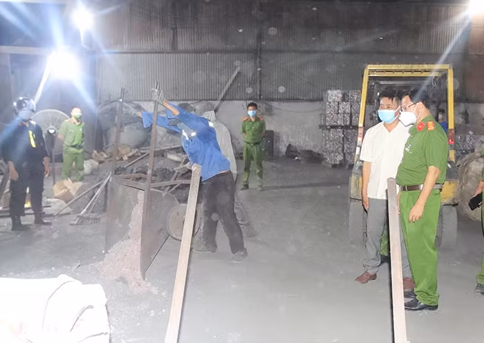 Đồng Nai: Bắt quả tang một công ty có hành vi xả chất thải nguy hại gây ô nhiễm môi trường -1