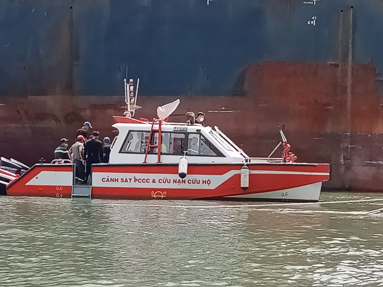 Thi thể thuyền viên mất tích trong vụ sà lan chìm được tìm thấy ở Vũng Tàu -0