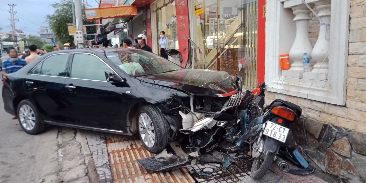 “Xế hộp” húc văng hàng loạt xe máy, nhiều người bị thương -0
