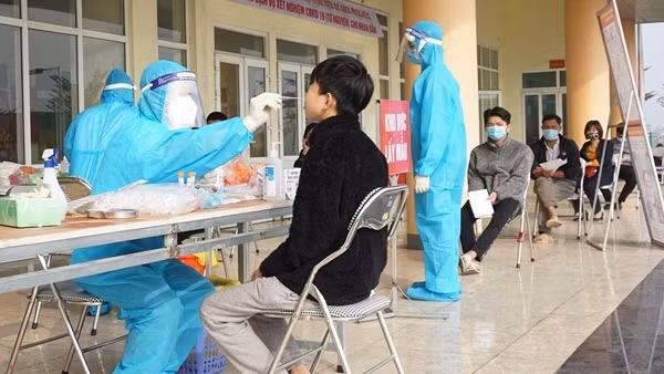 Hà Nội thêm 12 ca mắc COVID-19, có 3 nhân viên y tế ảnh 2