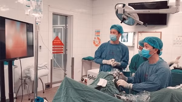 Bệnh viện 19-8 nội soi tán sỏi thận bằng ống soi mềm: Không một vết rạch da!
