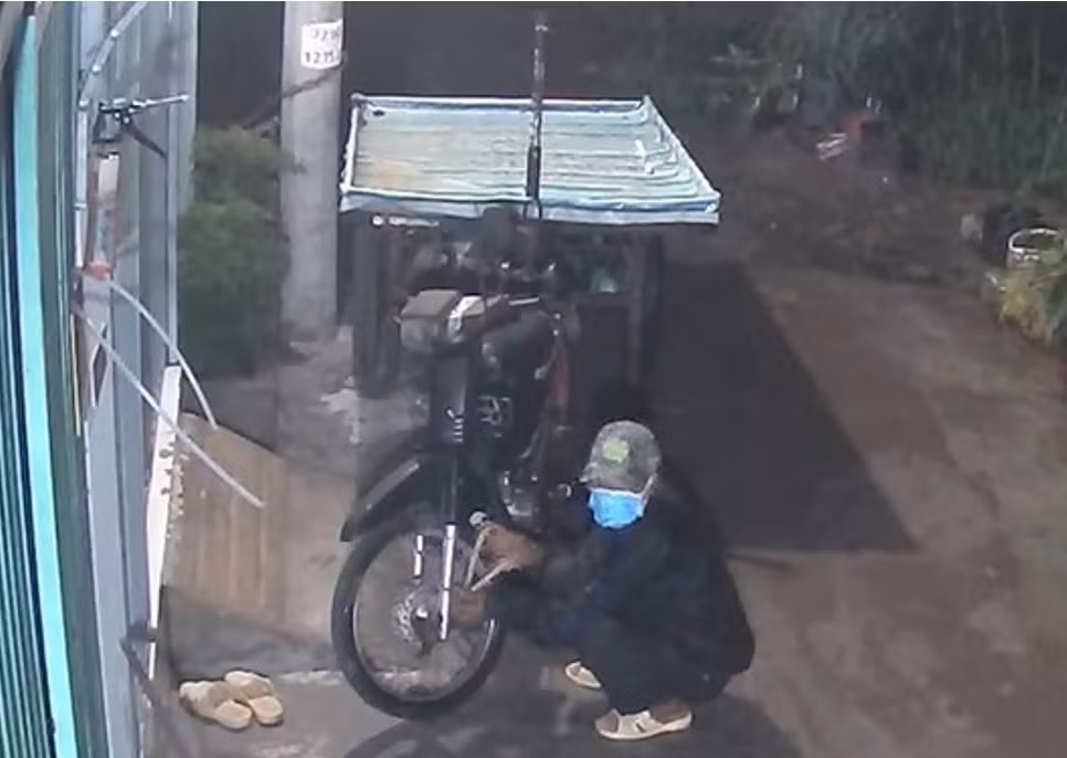 Tên trộm không tha chiếc xe lôi của người bán rau nghèo -0