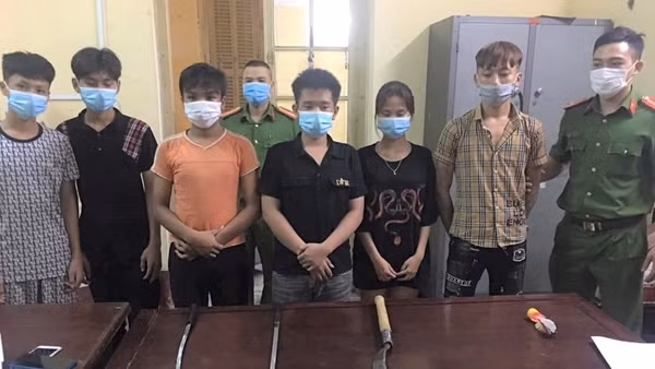 Bắt nhóm đối tượng chặn đường đánh người, cướp xe máy ảnh 2