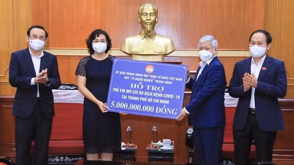 Trung ương MTTQ Việt Nam trao 5 tỷ đồng hỗ trợ trẻ em mồ côi do COVID-19 tại TP Hồ Chí Minh