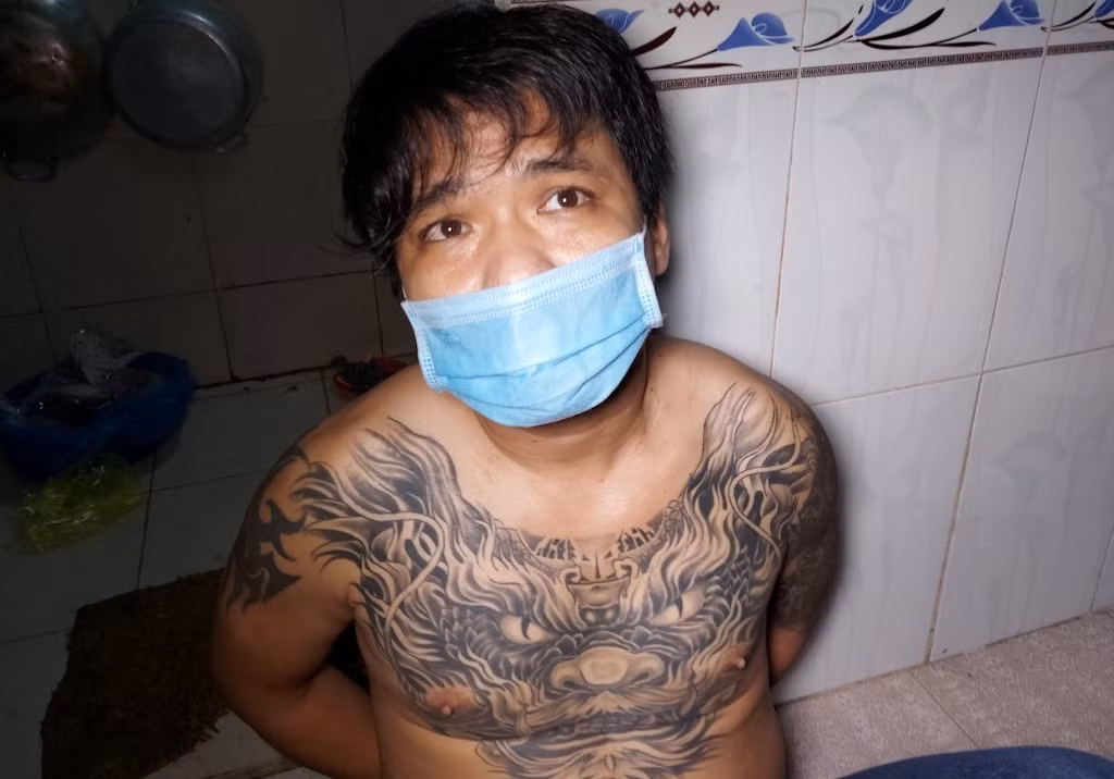 Nam thanh niên “xăm trổ” cùng bạn gái thuê phòng trọ buôn bán ma túy -0