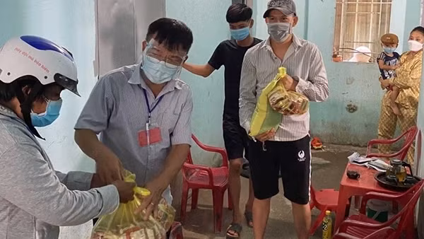 Bí thư Chi bộ tặng 74 triệu đồng giúp người dân nghèo đón Tết ảnh 3