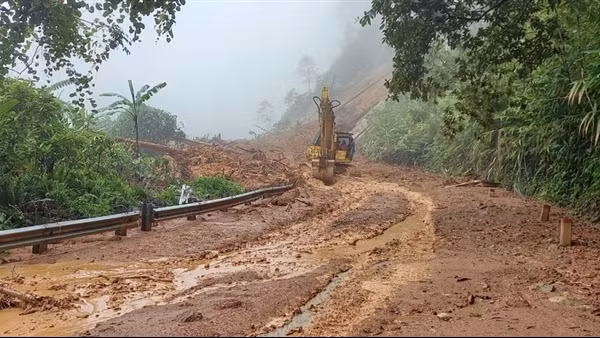 Sạt lở vùi lấp nhà, 1 người trọng thương ảnh 4