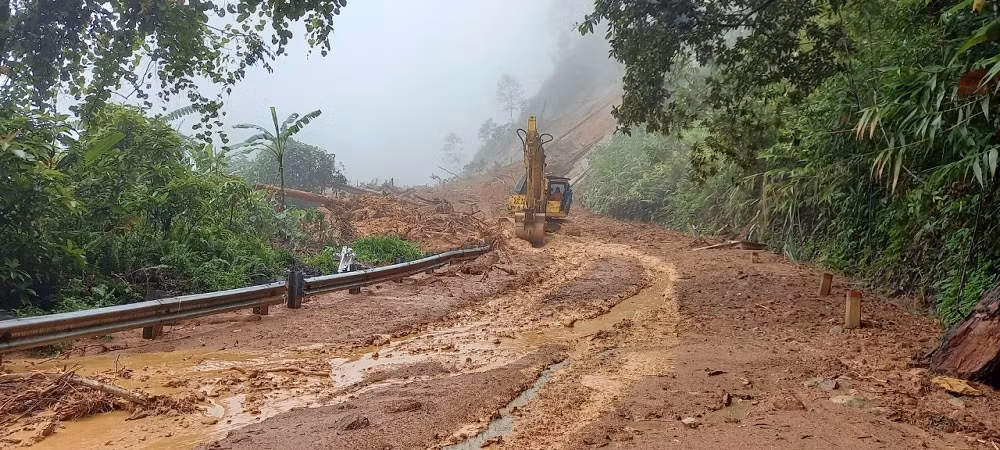 Xuất hiện nhiều điểm sạt lở mới trên đường Hồ Chí Minh qua địa bàn Thừa Thiên Huế -0