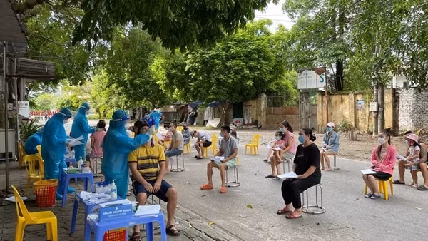 Hà Nội thêm 18 F0, 12 ca liên quan đến ổ dịch Quốc Oai ảnh 2