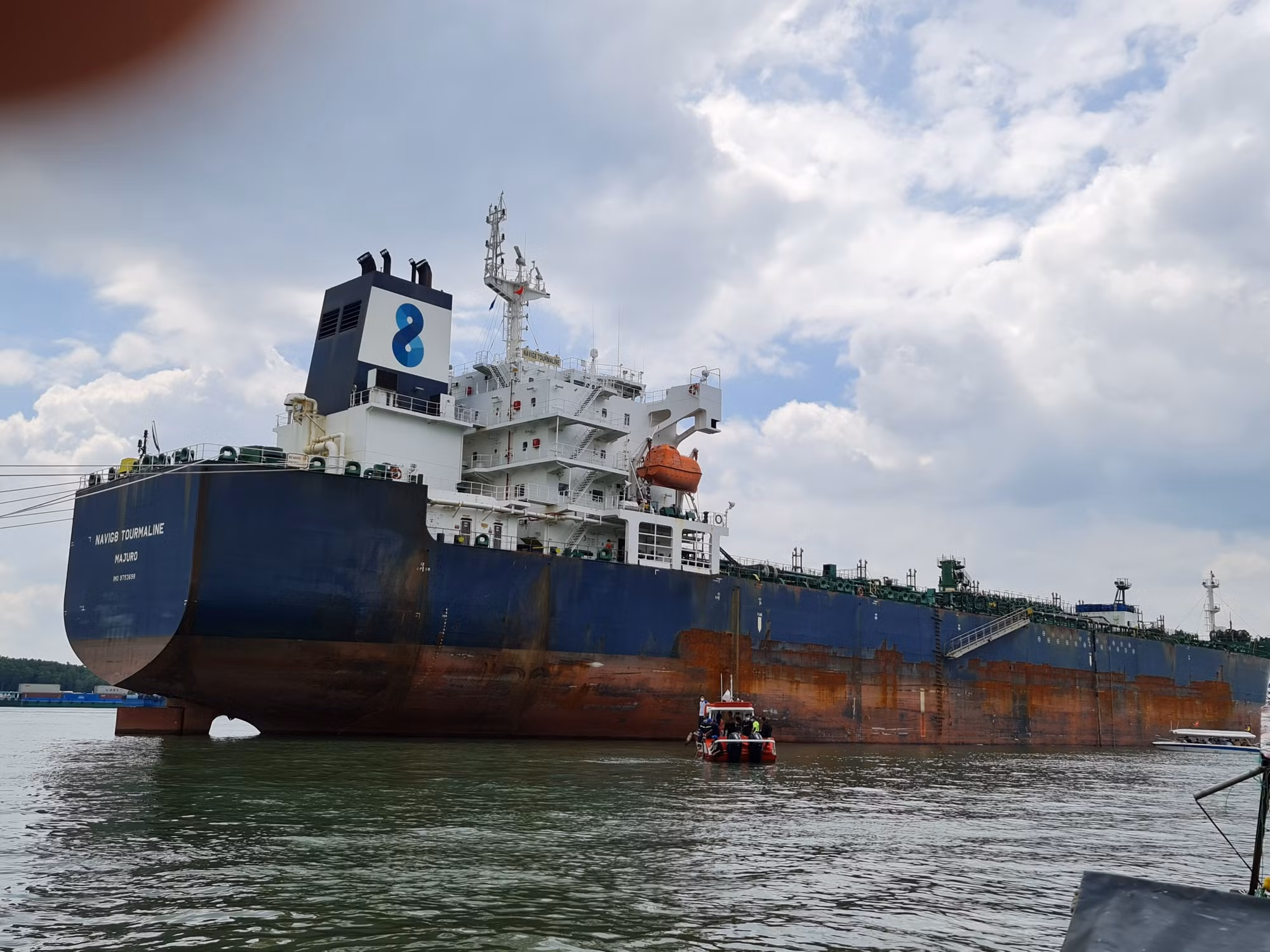 Đang triển khai tìm kiếm nạn nhân, lên phương án chống tràn dầu, trục vớt sà lan bị chìm -2