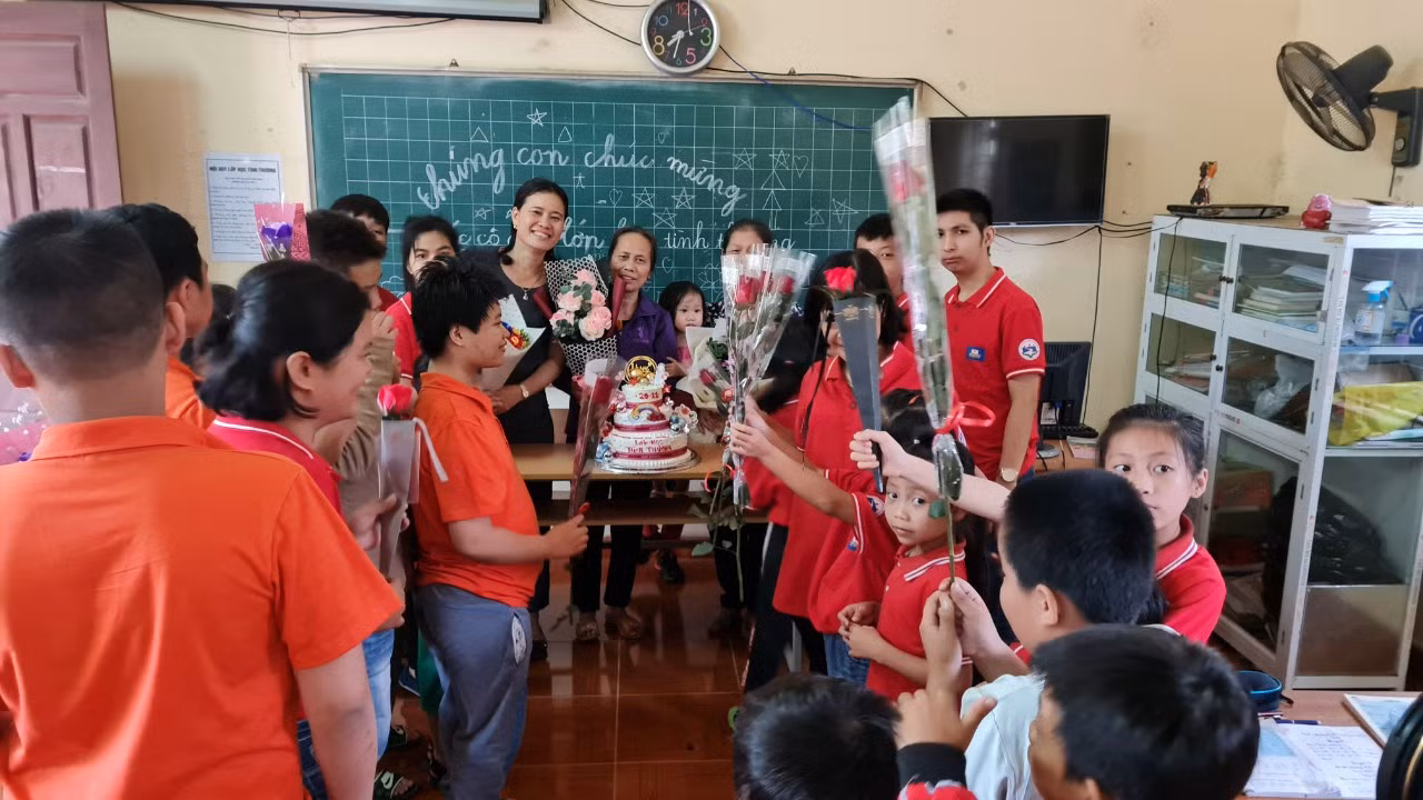 “Người lái đò” không công của lớp học đặc biệt -0