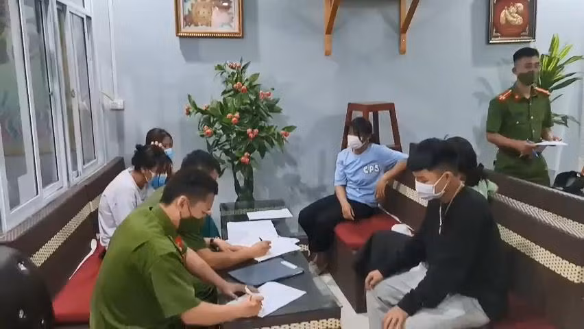 Tổ chức “hát hò” bất chấp dịch, quán karaoke bị phạt 16 triệu đồng -1